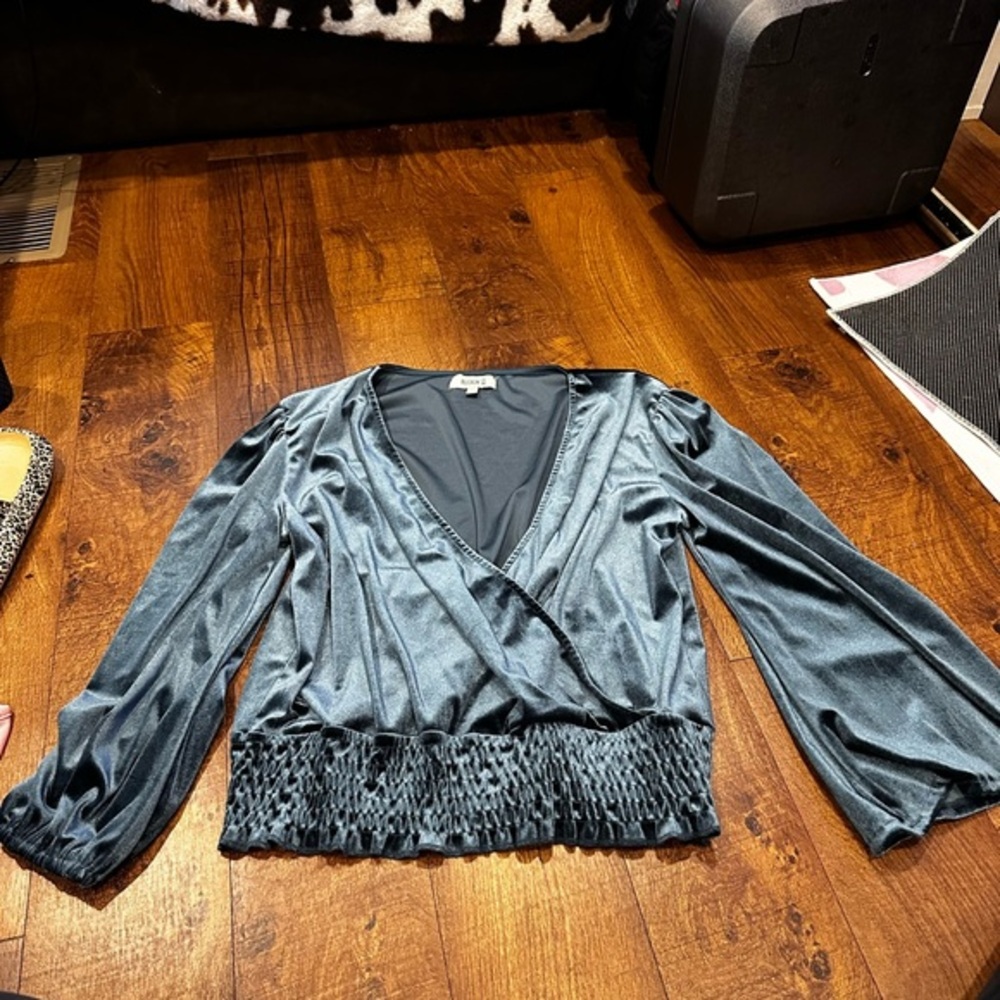 Chic Long Sleeve Top in Metallic Gray
